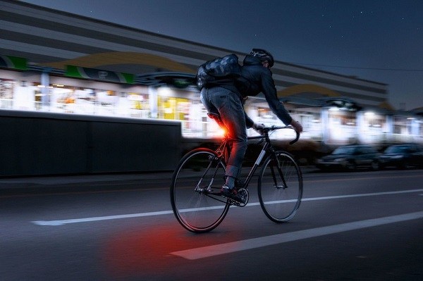 bersepeda di malam hari