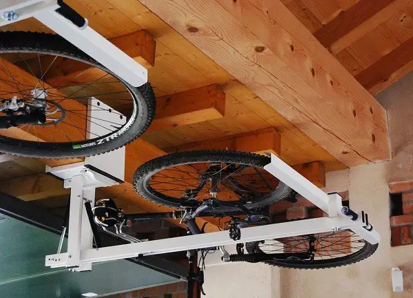 menyimpan sepeda Anda di garasi rumah pribadi