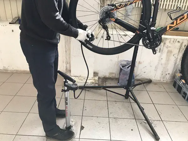 Mempersiapkan roda sepeda untuk musim ini