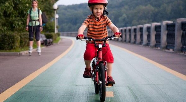 Cara mengajari anak Anda mengendarai sepeda: aturan keselamatan, tips