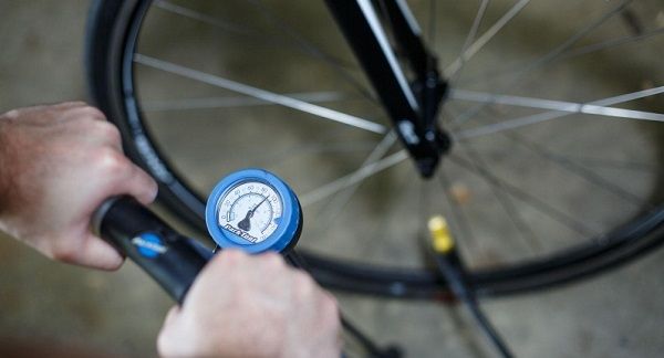 periksa tingkat tekanan ban pada sepeda Anda