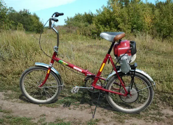 sepeda dengan motor pemangkas